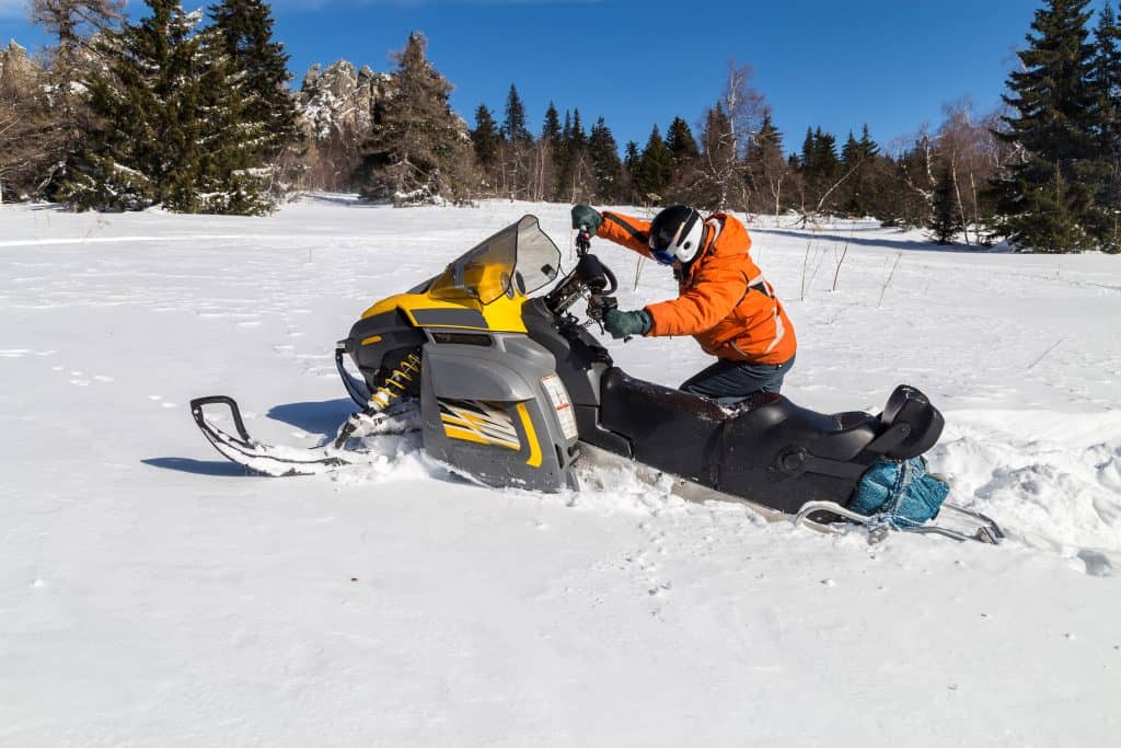 12 maneras de mantenerse seguro en una moto de nieve