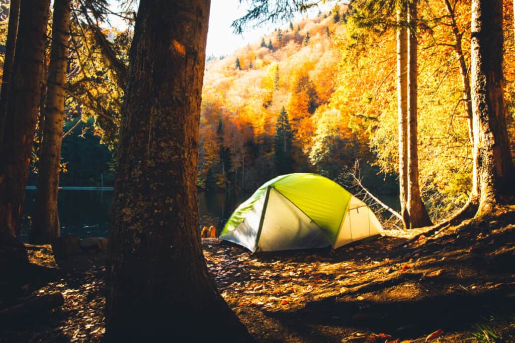 Una guía de 10 pasos para construir un campamento seguro