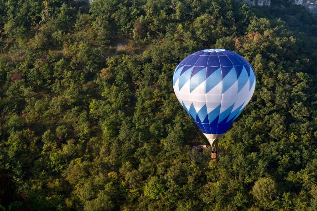 ¿Cómo aterrizar un globo aerostático?