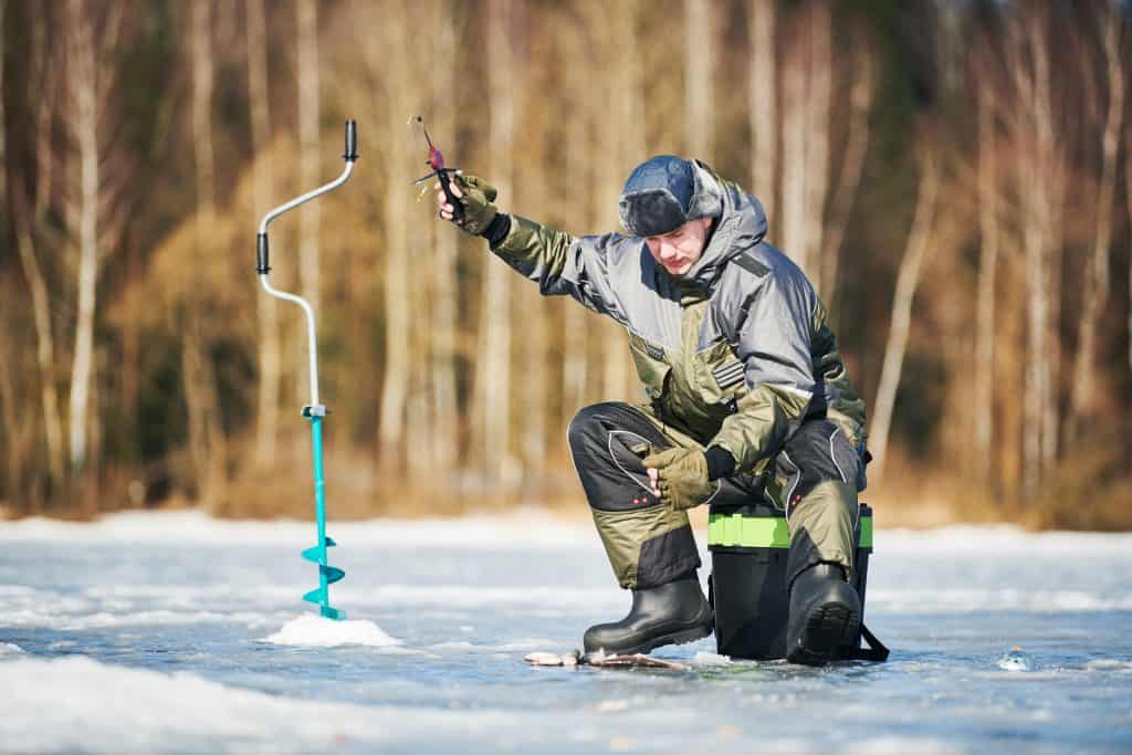 Qué ropa llevar para pescar en el hielo para mantenerse seco y abrigado