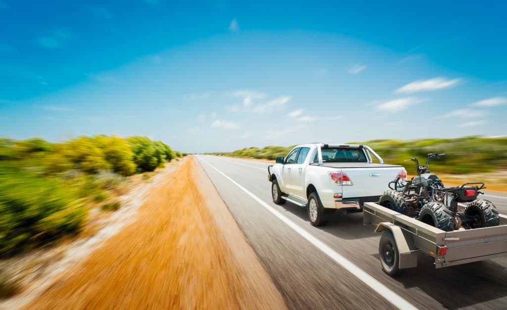 ¿Se puede remolcar un UTV en posición horizontal? ¿Se pueden remolcar vehículos side by side en posición horizontal? Remolque plano de un UTV Remolque plano de un side by side