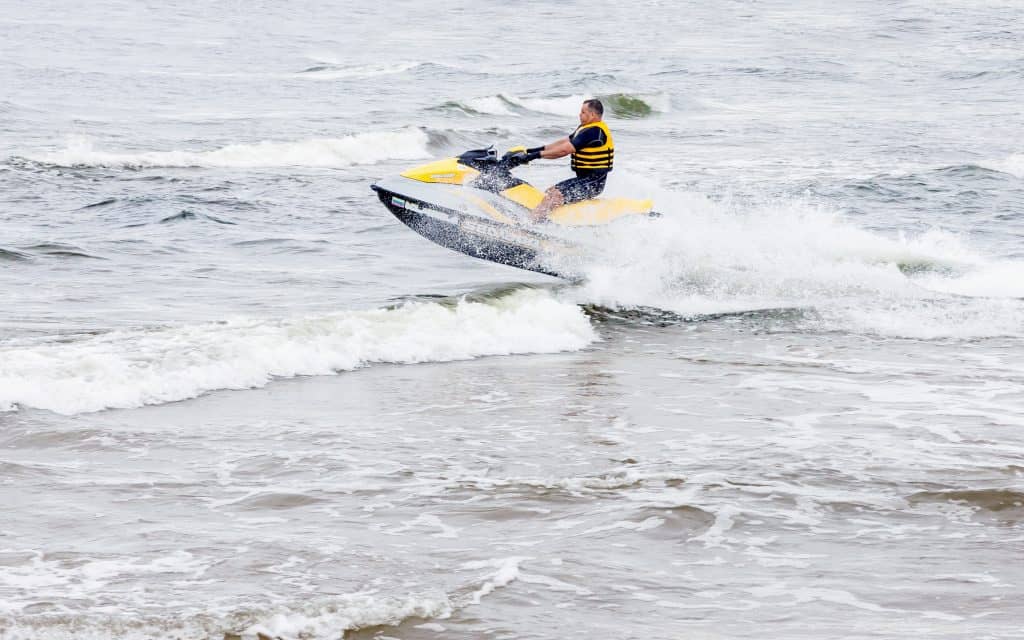 Cómo conducir una moto acuática de forma segura en aguas turbulentas