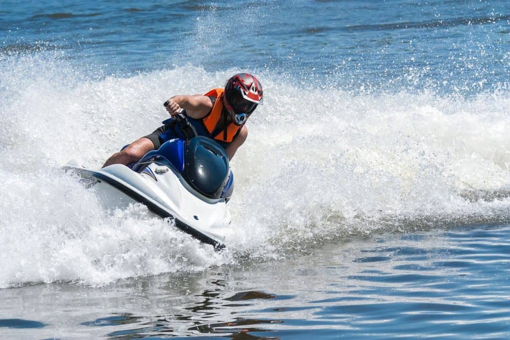 ¿Hasta dónde puede llegar una moto acuática en alta mar?