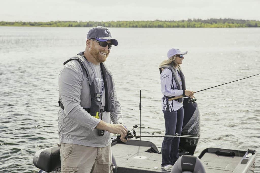 Dos postes verticales en un barco de pesca