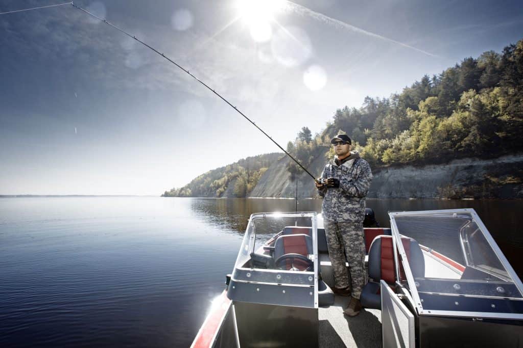 ¿Cuántas personas pueden viajar en un barco de pesca?