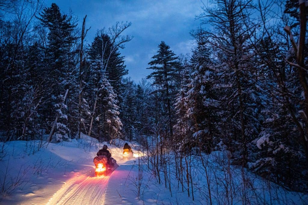 Arctic Cat vs. Ski-Doo: 11 cosas que debes saber antes de comprar una moto de nieve