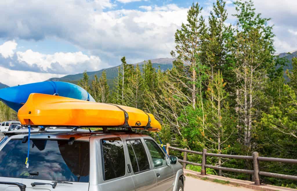 Cómo atar una canoa a un todoterreno