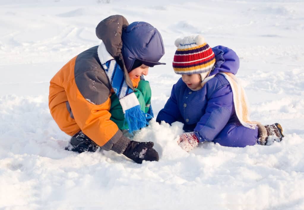 Cómo hacer que la nieve en polvo sea pegajosa