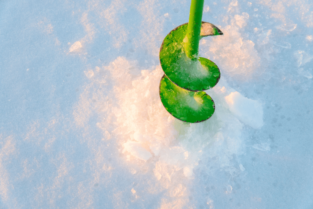 Cómo hacer un agujero en el hielo para pescar en él (respuesta rápida con imágenes)