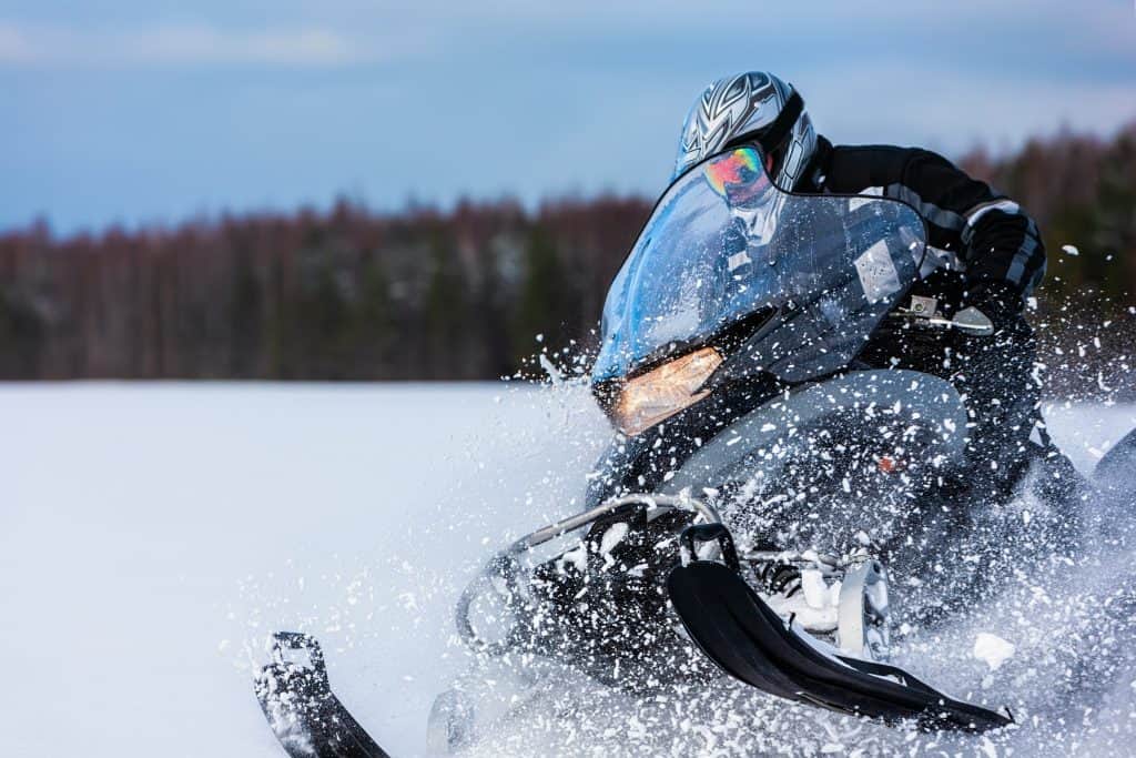 Cómo levantar correctamente su moto de nieve