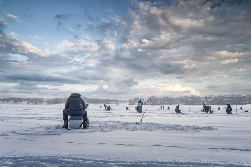 Cómo pescar kokanee mientras se pesca en el hielo