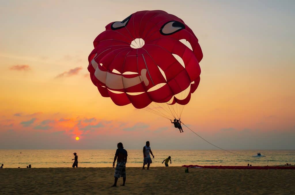 Cómo proponer matrimonio mientras haces parasailing: ¡no pierdas el anillo!