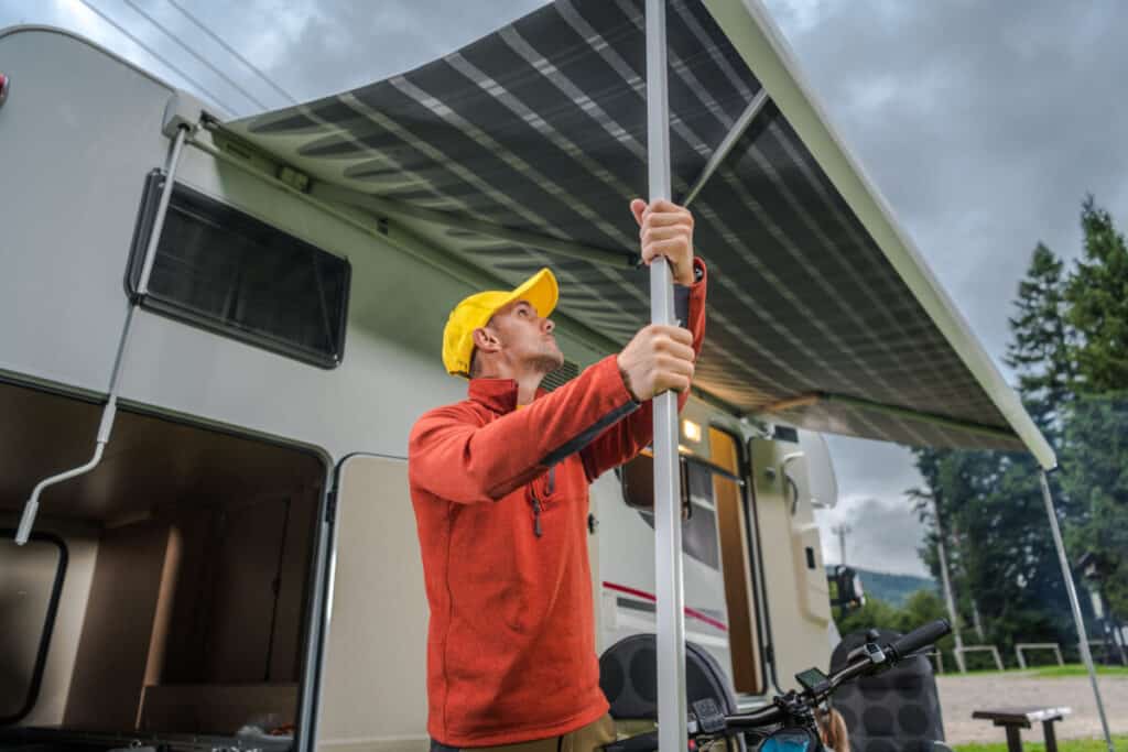 Cómo reparar un toldo de RV roto