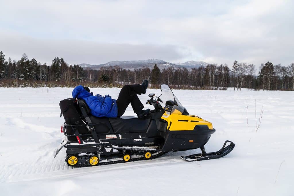 Cómo sacar una moto de nieve de un remolque sin marcha atrás