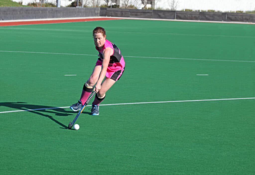 Cómo sujetar un palo de hockey sobre césped