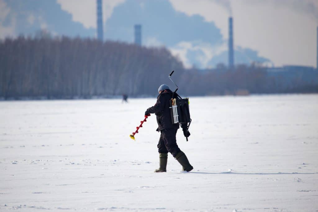 Cómo utilizar un palillo sueco para pescar en el hielo