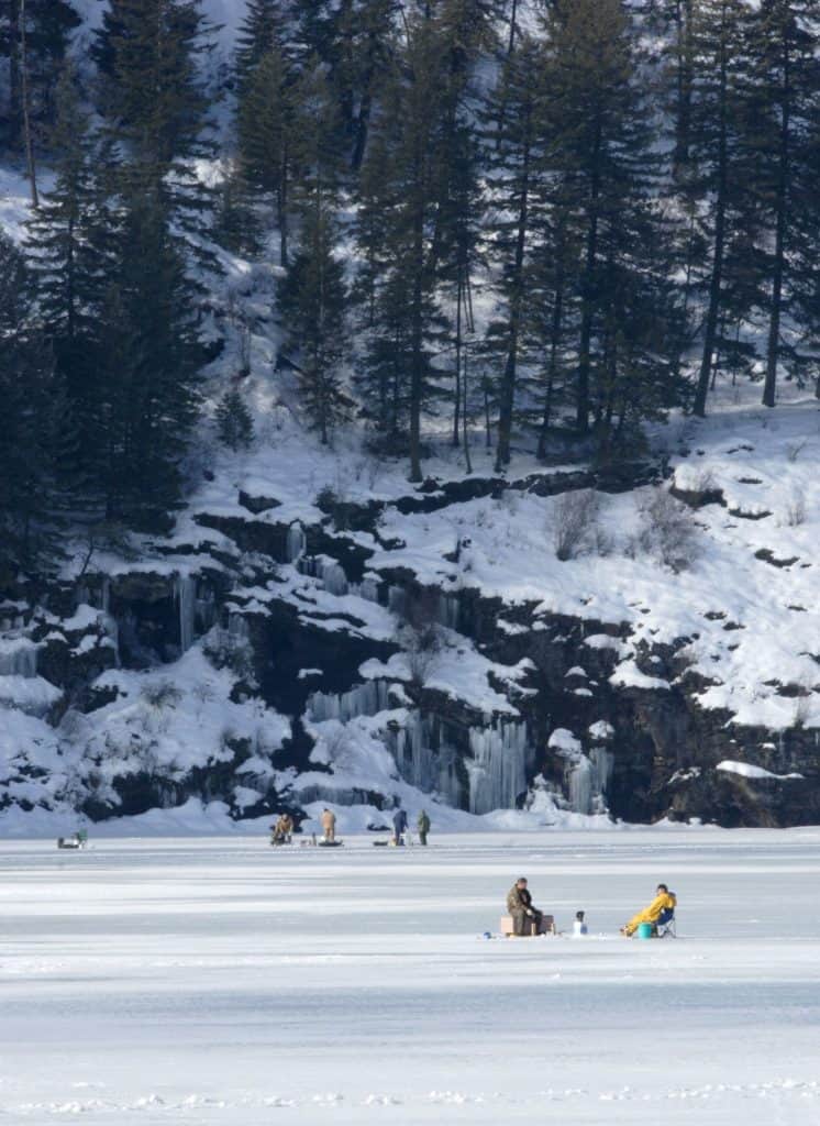 Cómo utilizar un tip-up para pescar en el hielo (guía completa para principiantes)