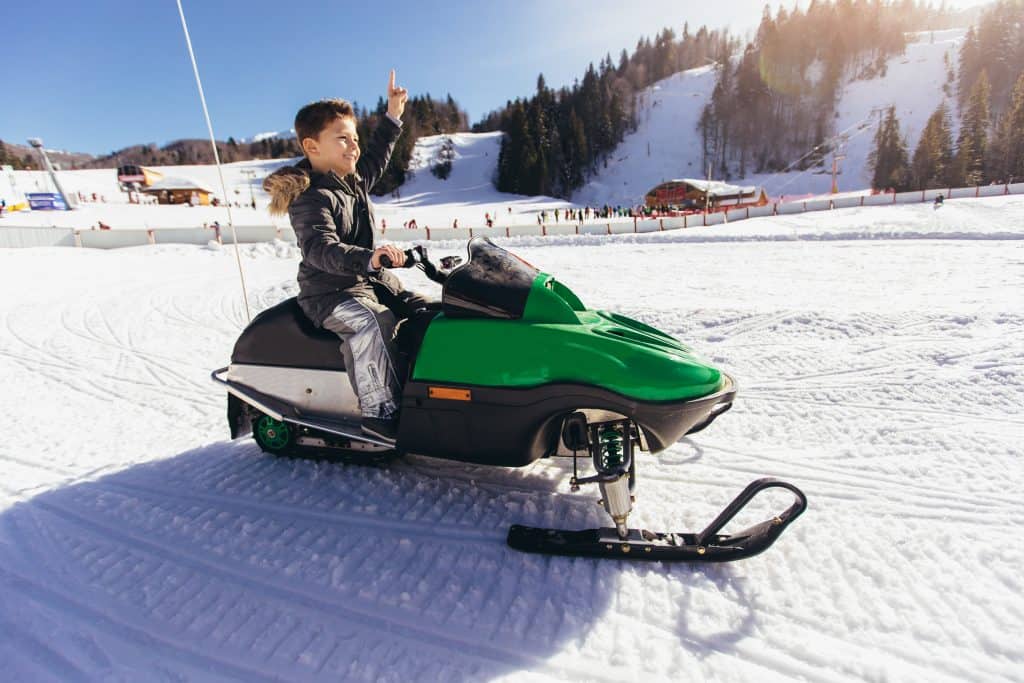 Factores de seguridad de una moto de nieve para niños