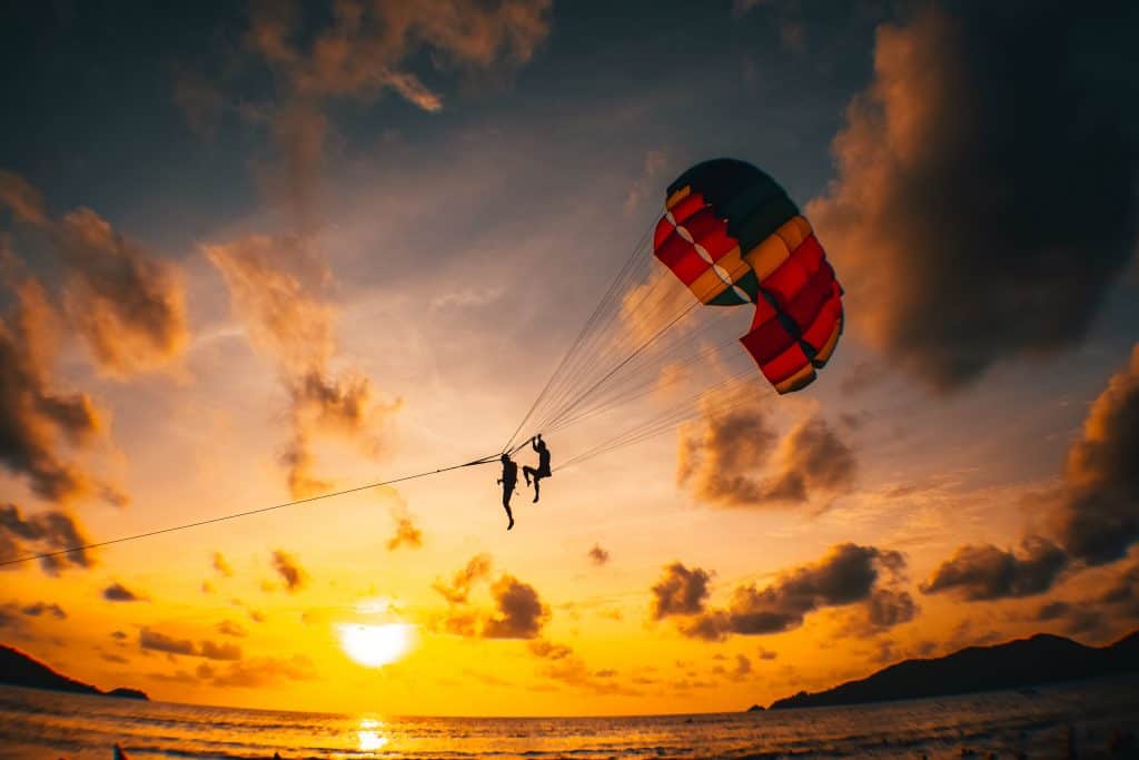 Los costos promedio para hacer parasailing