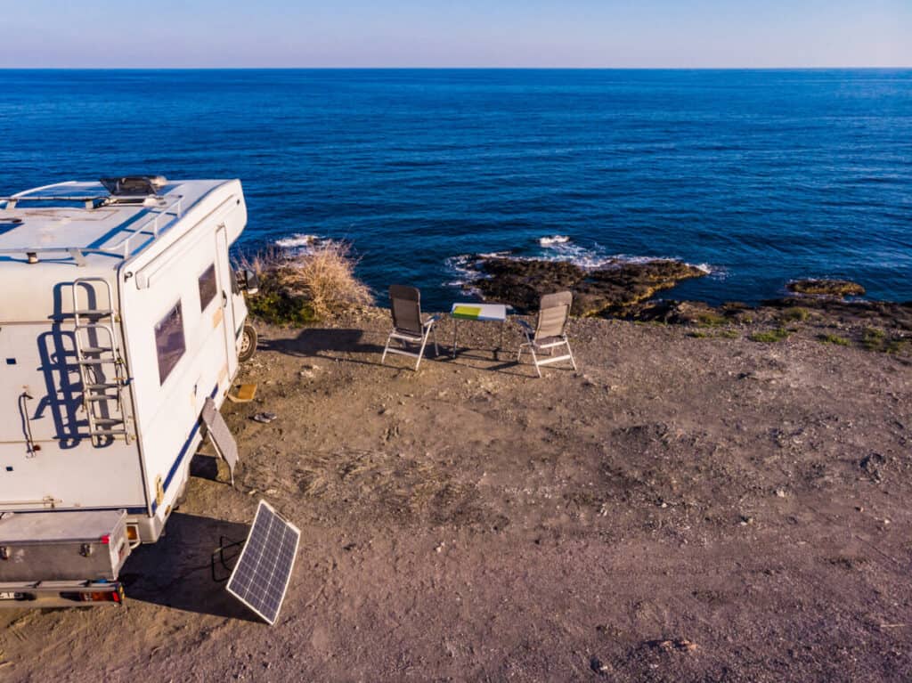 Paneles solares o generadores para autocaravanas y vehículos recreativos: ¿cuál es mejor?