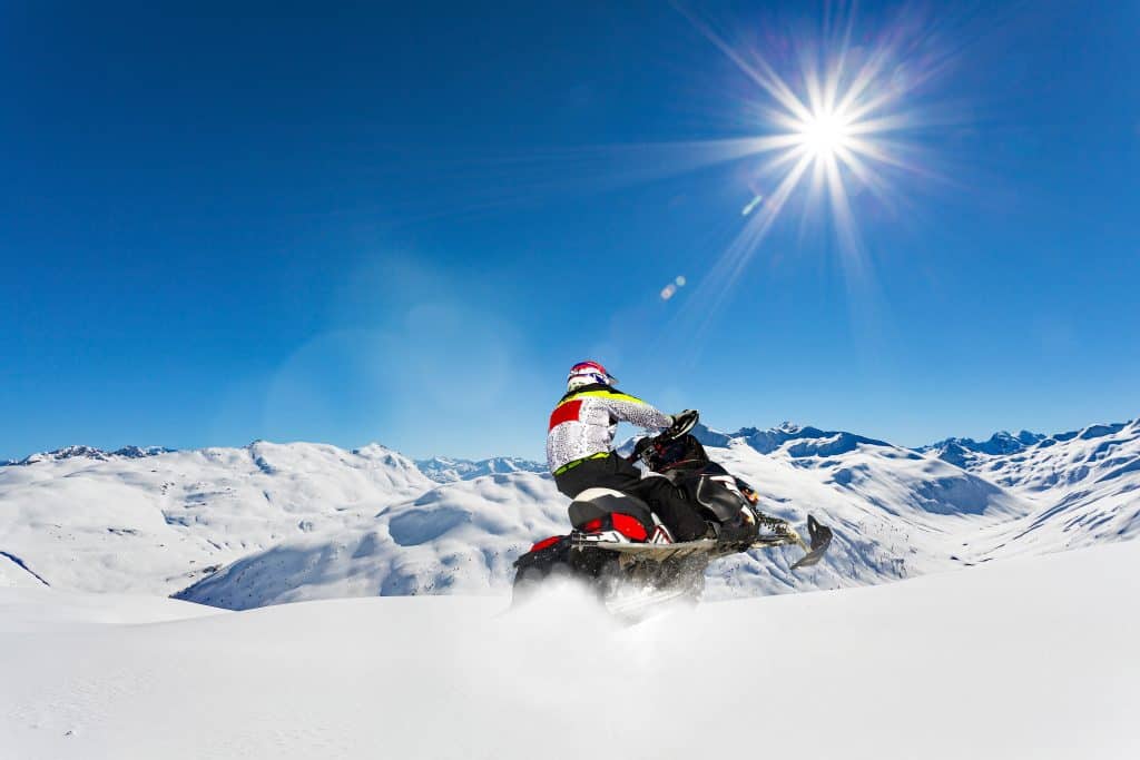 Qué hacer cuando los frenos de su moto de nieve se bloquean