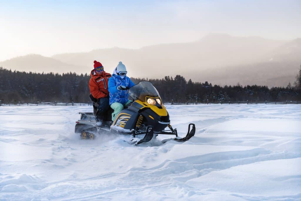 Qué ropa llevar en moto de nieve para mantenerse seguro y abrigado