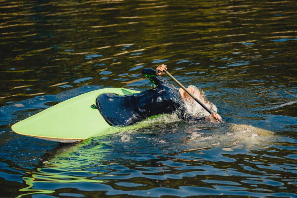 Vuelco de kayak: lo que necesita saber