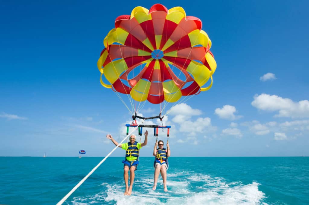 ¿Aterrizas en el agua mientras haces parasailing?