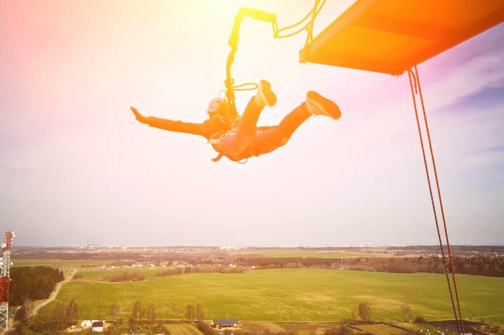 ¿Cómo funciona el salto bungee?