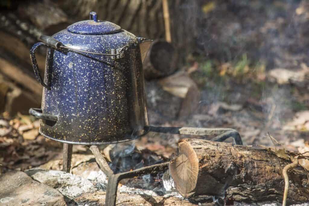 ¿Cómo preparar café de vaquero mientras acampas?