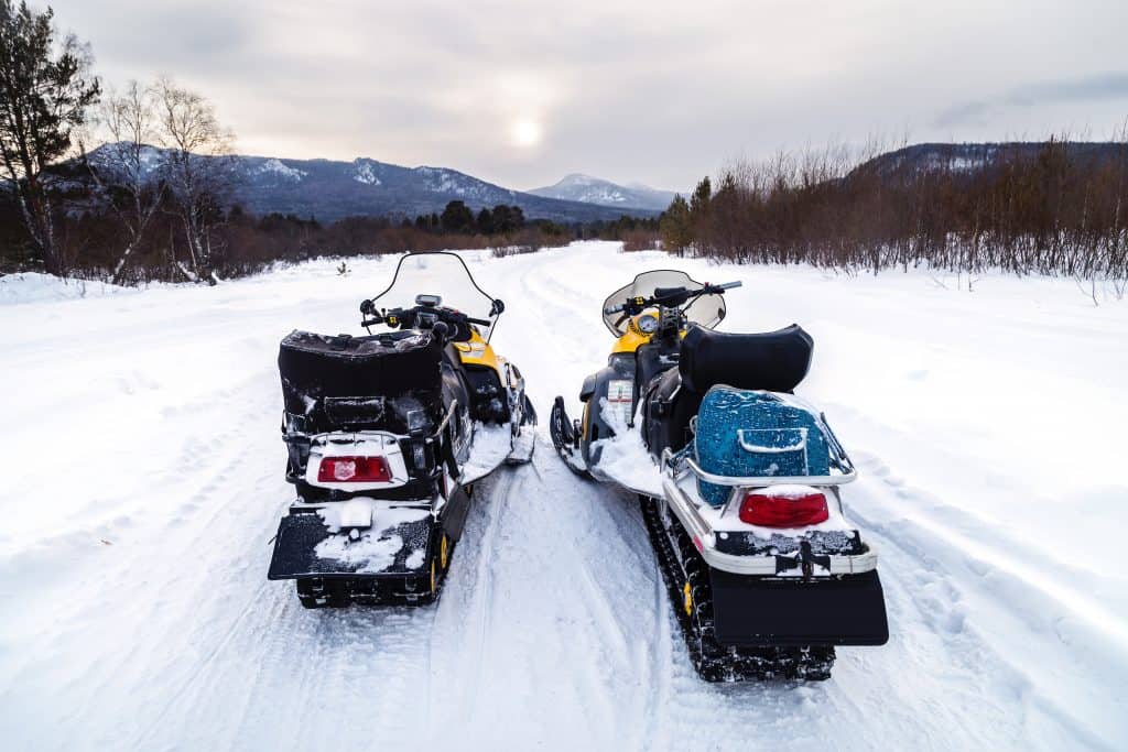 ¿Con qué frecuencia debes tomar un descanso mientras conduces una moto de nieve?