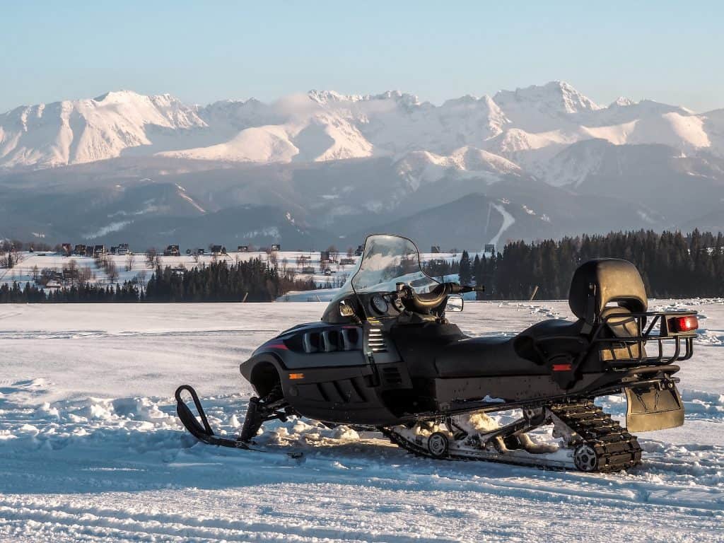 ¿Con qué frecuencia debo limpiar el carburador de mi moto de nieve?