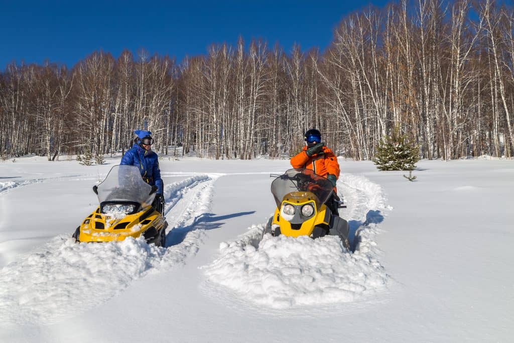 ¿Cuánta nieve es suficiente para andar en motonieve?