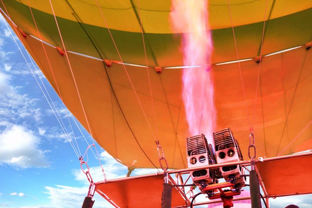 ¿Cuánto combustible utiliza un globo aerostático?