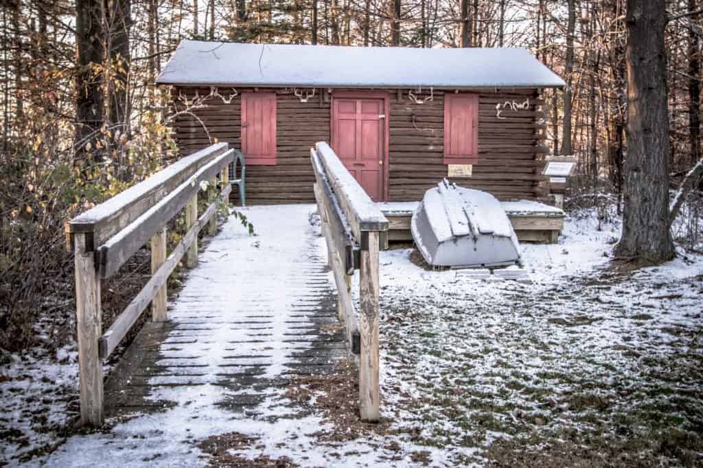 ¿Cuánto cuesta construir una cabaña fuera de la red?