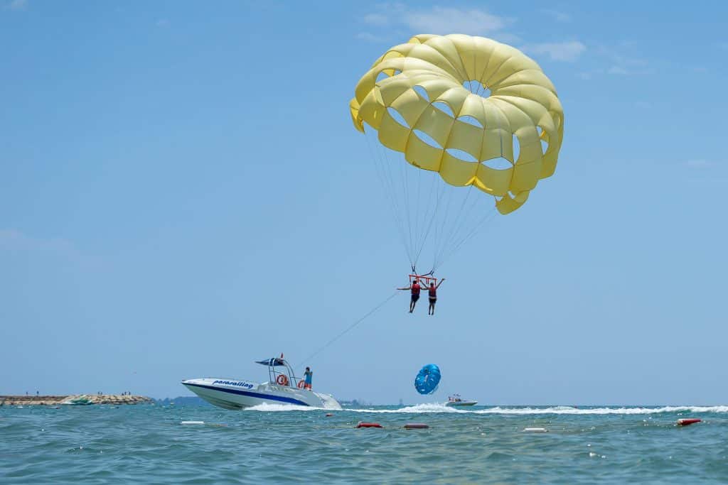 ¿Cuánto cuesta un barco para hacer parasail?