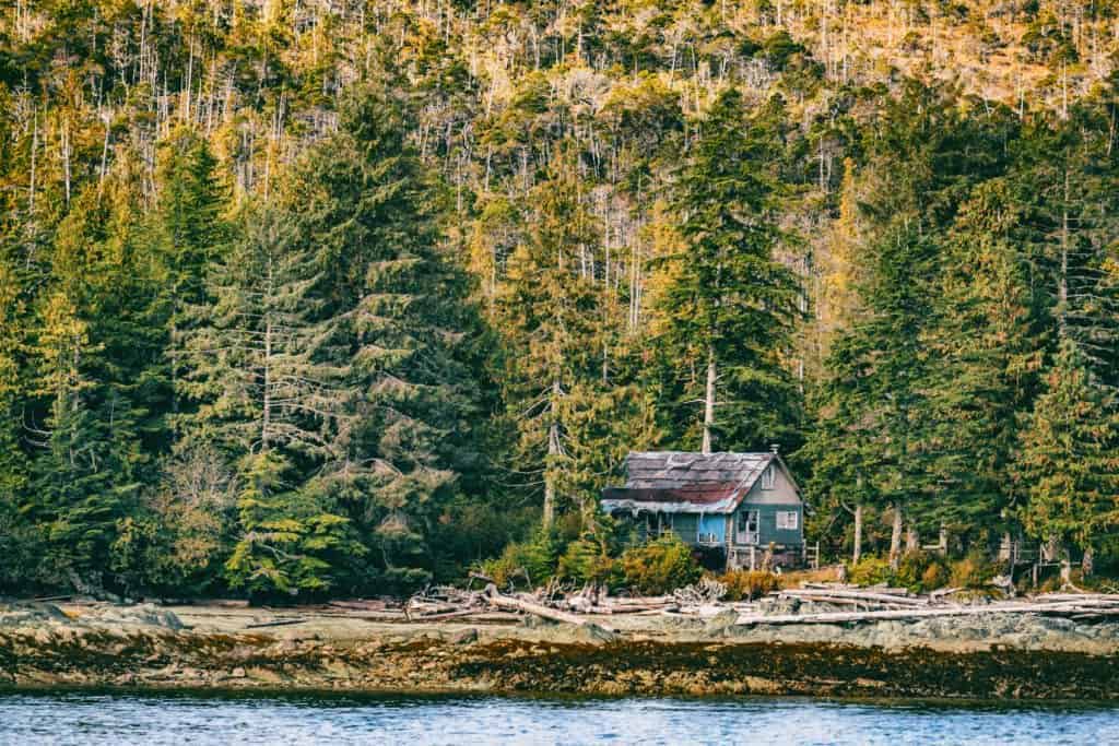 ¿Cuánto cuesta una cabaña remota fuera de la red en Alaska?