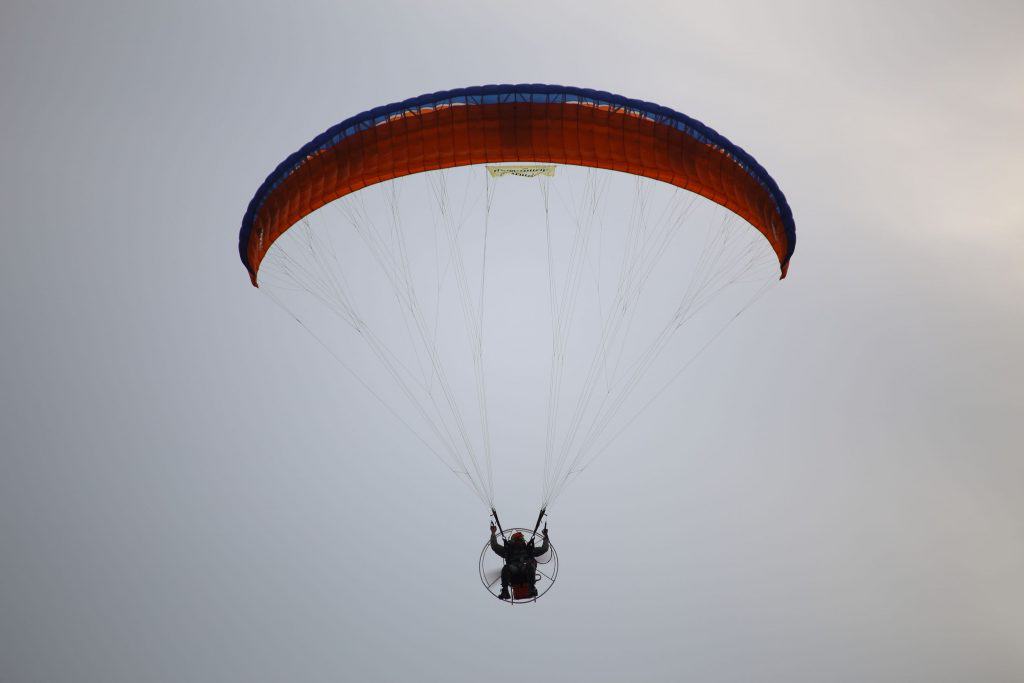 ¿Cuánto puedes pesar y aún así conducir un paramotor?