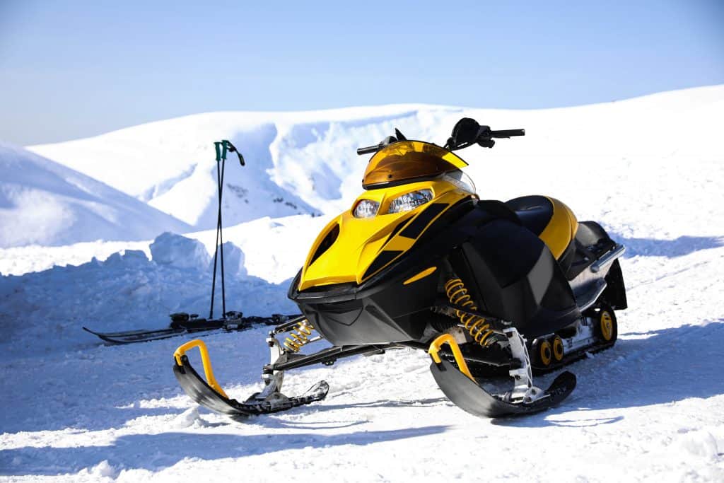 ¿Cuánto tiempo debo dejar que mi moto de nieve se caliente?