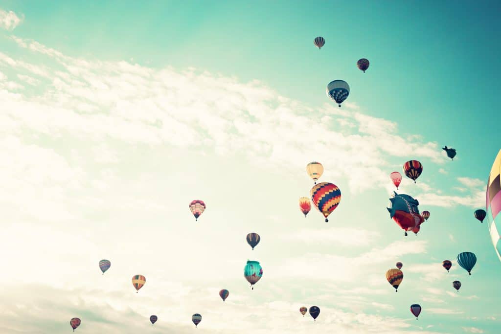 ¿Cuánto tiempo puede permanecer un globo aerostático en el aire?