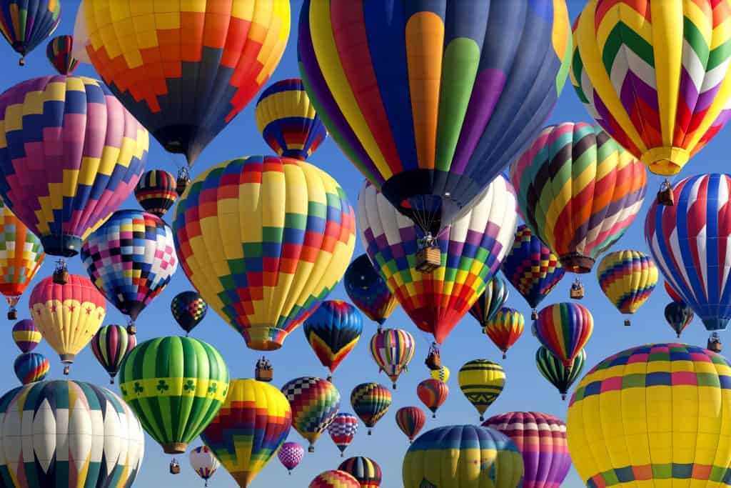 ¿Dónde se celebra el festival de globos aerostáticos más grande del mundo?