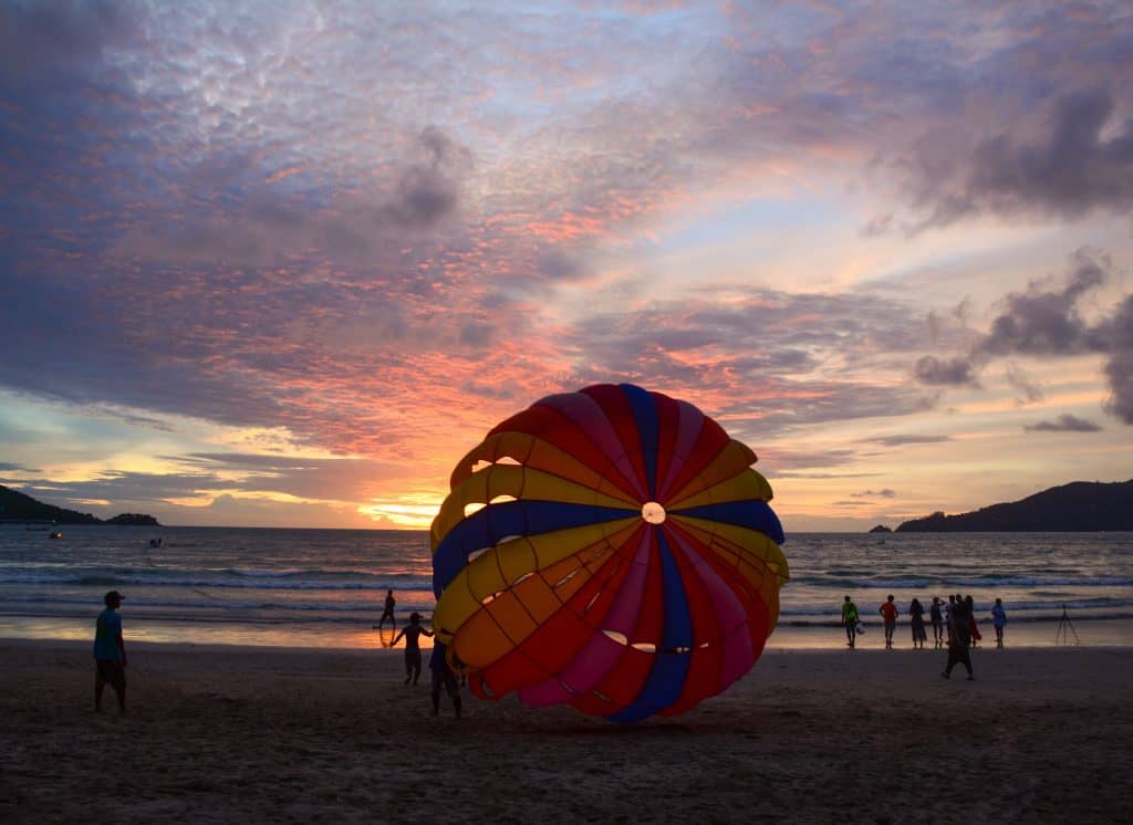 ¿El parasailing tiene un límite de peso?