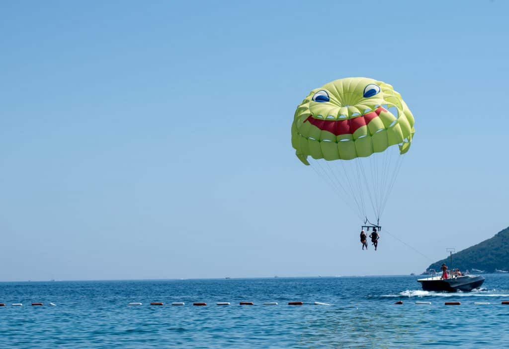 ¿Es divertido el parasailing? Qué llevar para que sea aún mejor