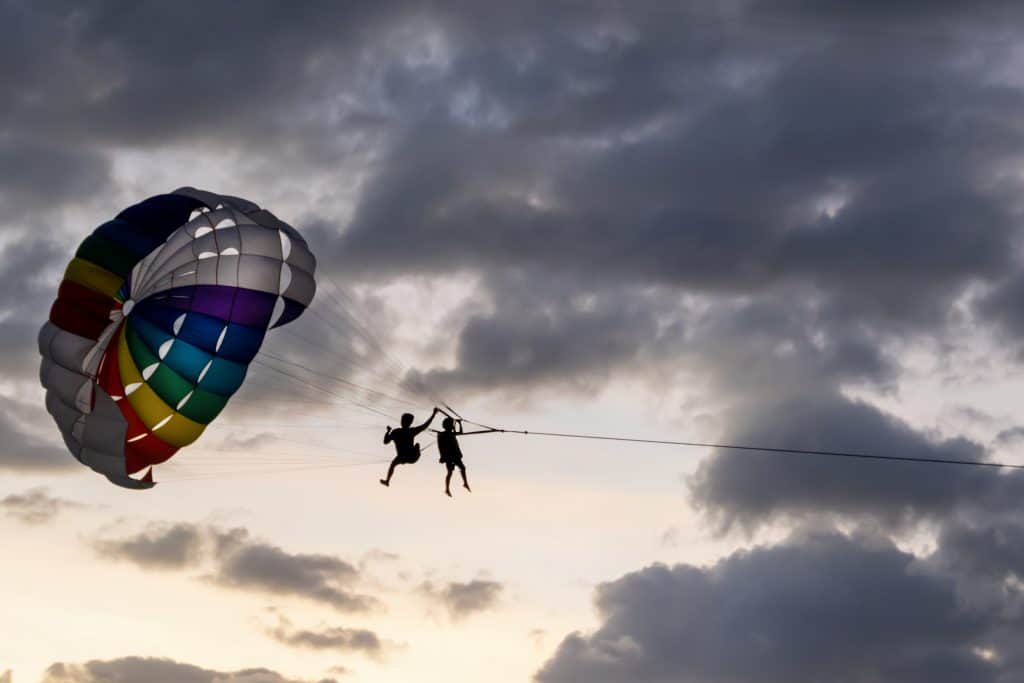 ¿Es el parasailing más seguro que el paracaidismo?