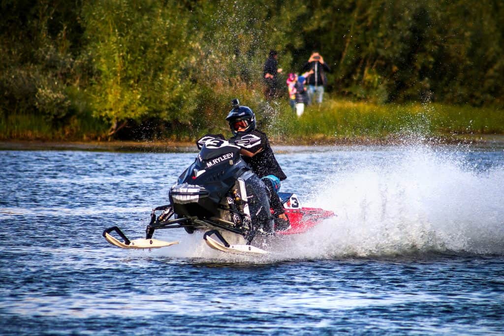 ¿Funcionan las motos de nieve sobre la arena? ¿En cualquier lugar donde pueda circular sin nieve?