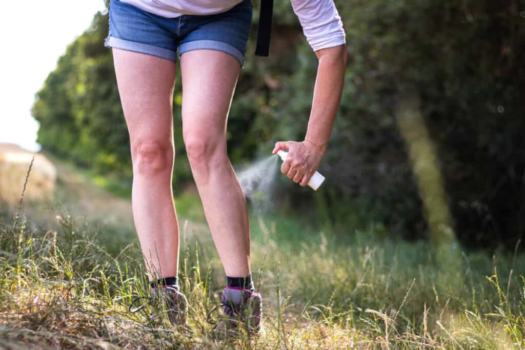 ¿Necesito repelente de insectos mientras viajo de mochilero?