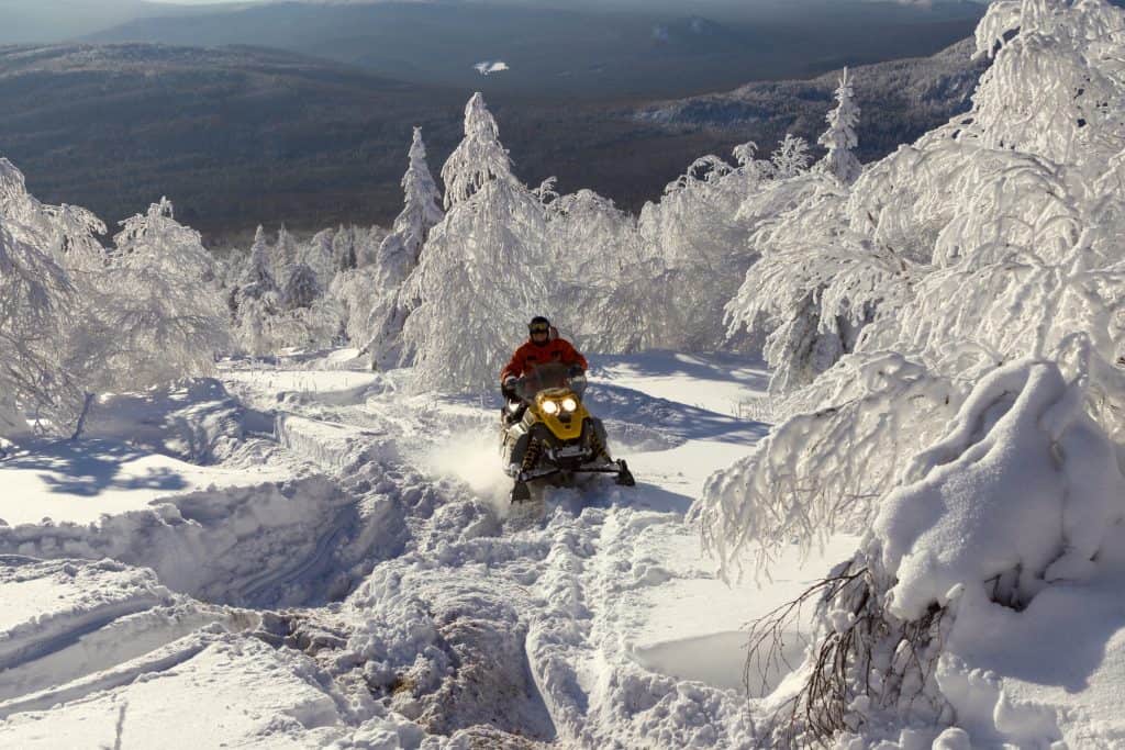 ¿Necesito una licencia o un permiso para conducir una moto de nieve?