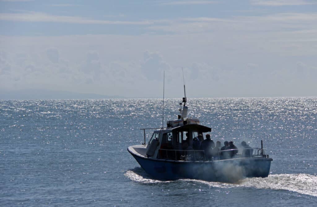 ¿Por qué el motor de mi barco de pesca echa humo?