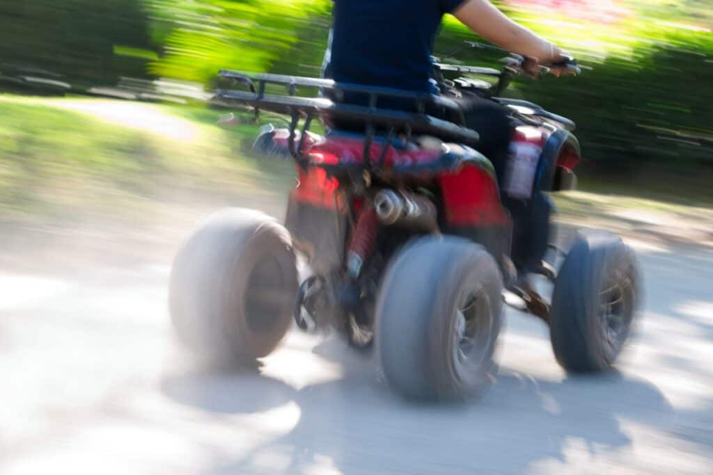 ¿Por qué la cadena de mi ATV se sigue aflojando?