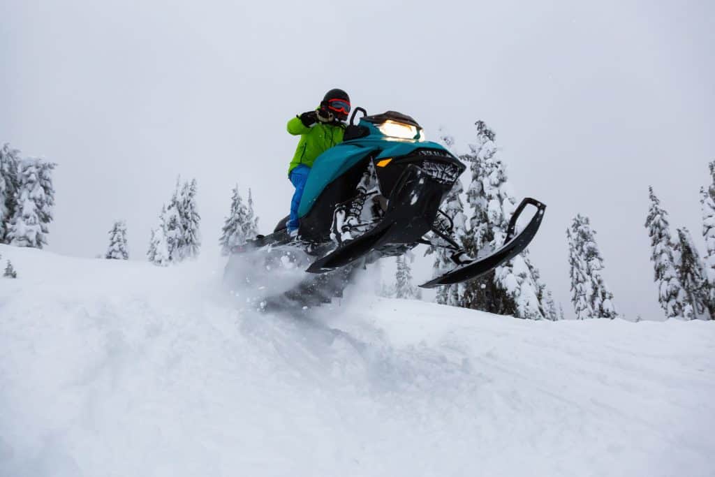 ¿Por qué las motos de nieve tienen aceleradores de pulgar?